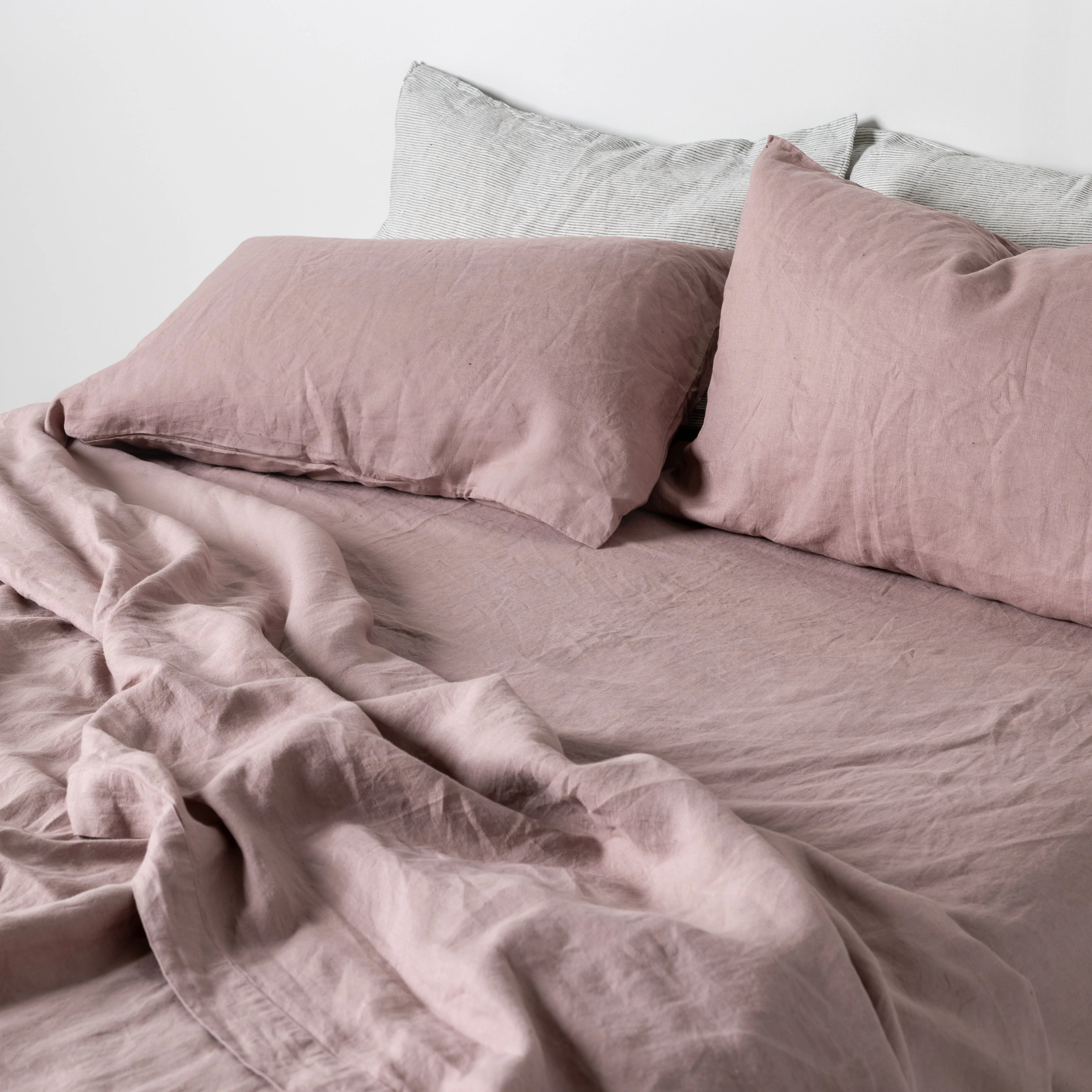 Rosewood Pink Linen Sheets Set - Image 4